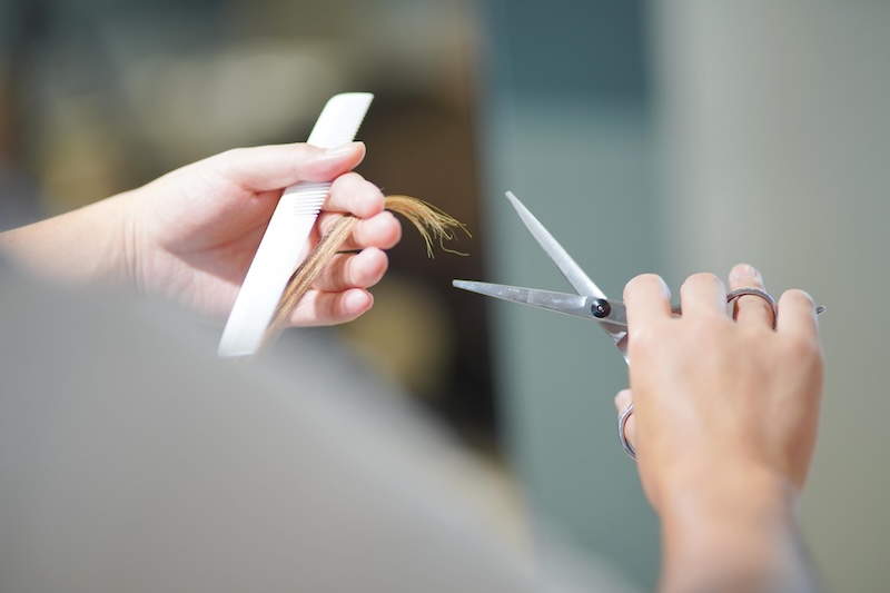 カットするスタイリスト