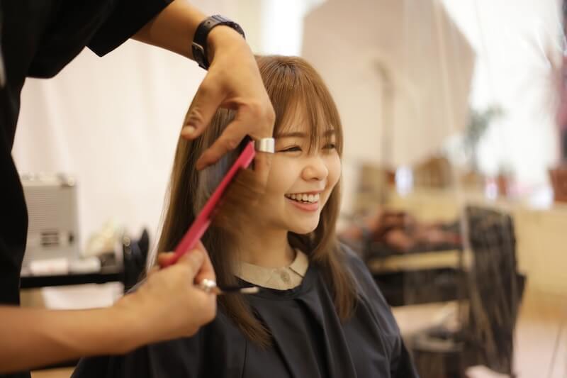 ヘアカットするイースの男性スタイリスト