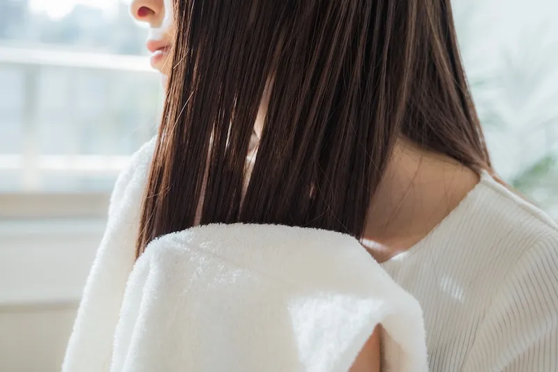 タオルドライする女性