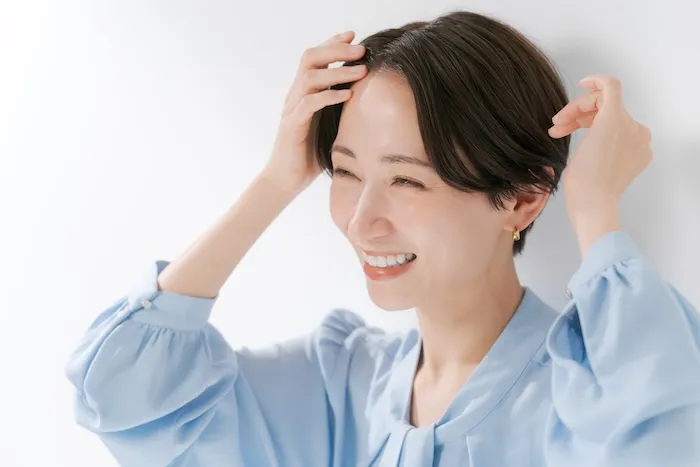 笑顔の40代の女性