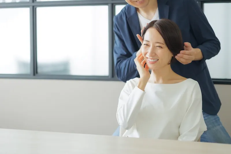 美容室でカウンセリングを受ける女性