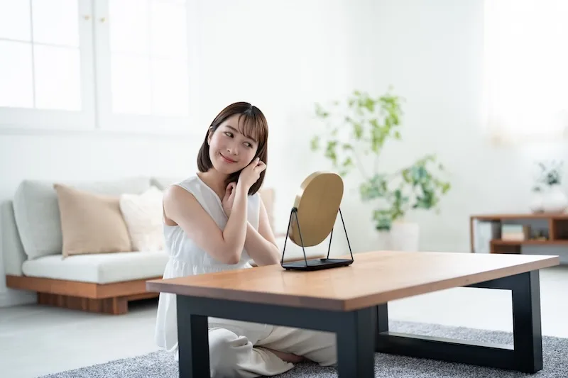女性 ヘアスタイル 鏡