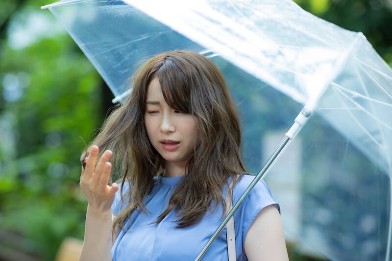 髪のまとまりを気にする女性
