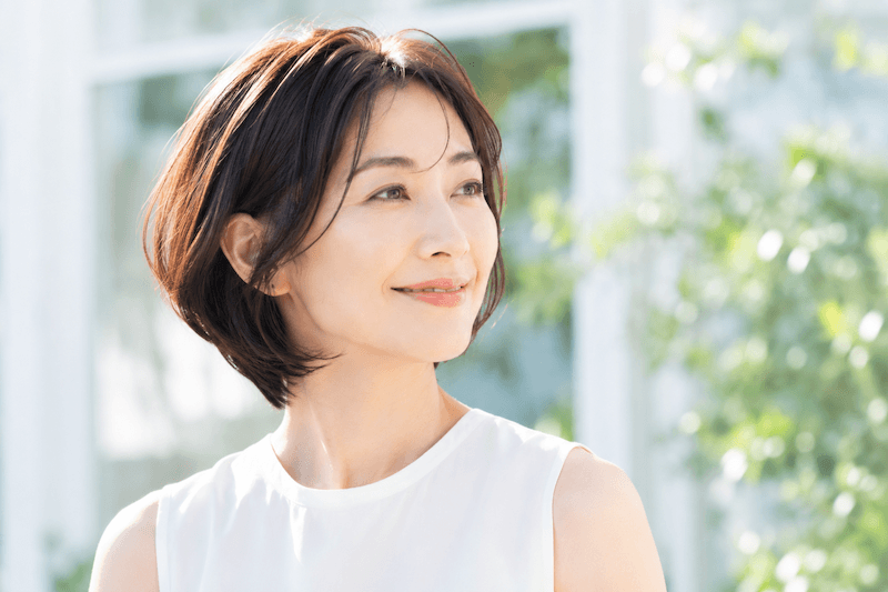 日本人のショートヘアの40代女性